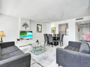 Stunning 2-Bedroom Condo with Exclusive Beach Amenities, Pool and Gym 704